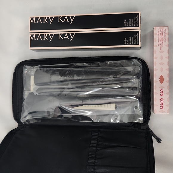 Mary Kay Essential Makeup Brush Set 2 Blending Brushes & Matte Liquid Lipstick